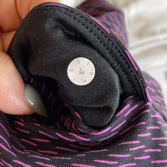 4 for $20 Women's LULULEMON SIZE 4 Purple Patterned Shorts - Picture 3 of 3